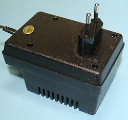 S��dett�v� reguloimaton verkkolaite 1.5 - 12 VDC / 1A