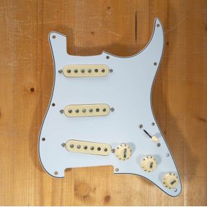 UT guitar parts - AlNiCo 5 Vintage #5 strato valmiiksi johdotettu plektrasuoja - 3-ply valkoinen