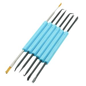 Juotostyökalusarja piirilevyn ja tinausten rappailussa käytettäviä työkaluja