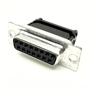 D15-naarasliitin lattakaapeliin