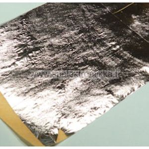 Lyöntimetalli hopea leveys n. 15cm pituus n. 1m paperi takana